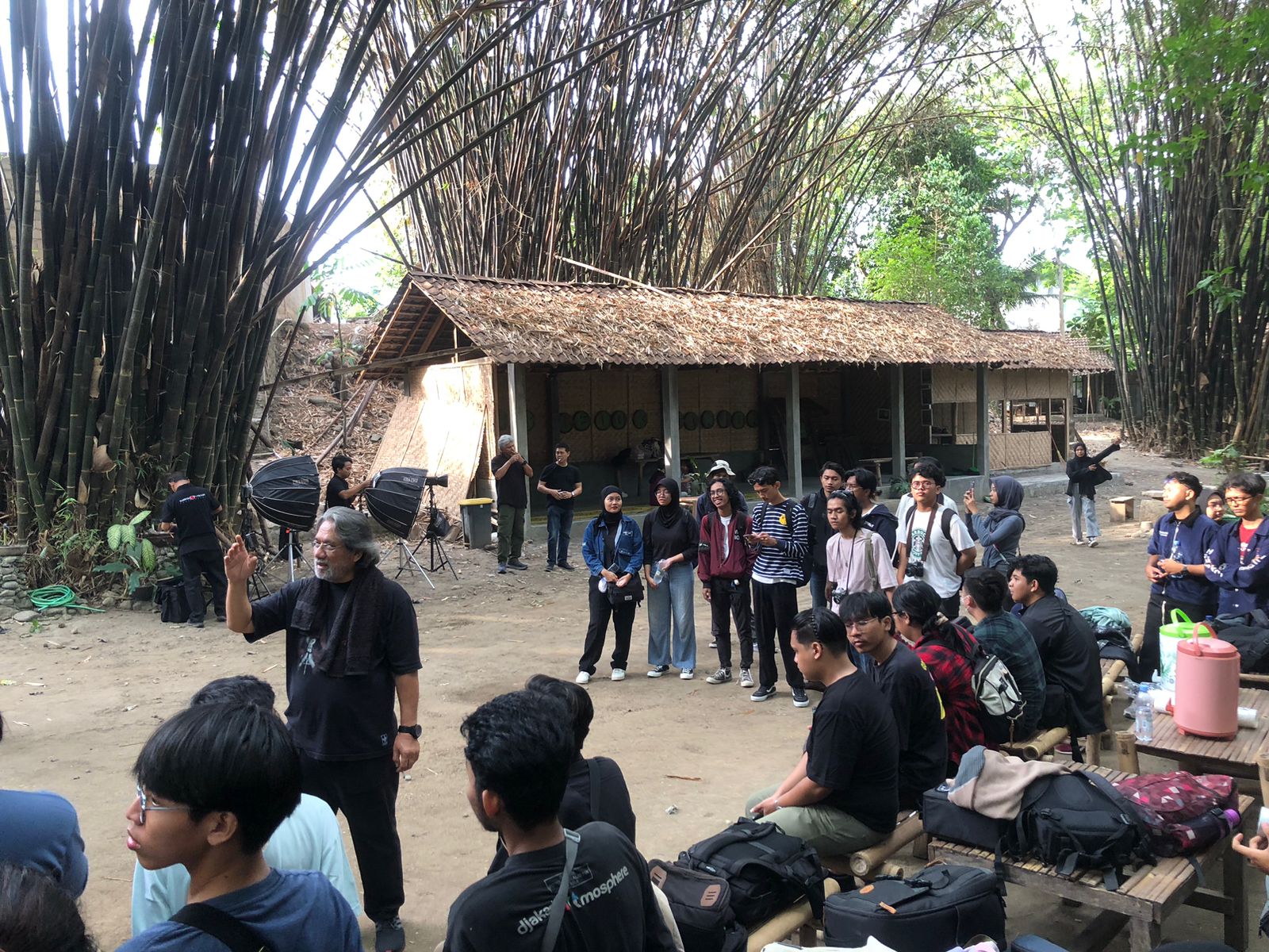 FSMR ISI Yogyakarta Hadirkan Darwis Triadi di Kuliah Fotografi Model